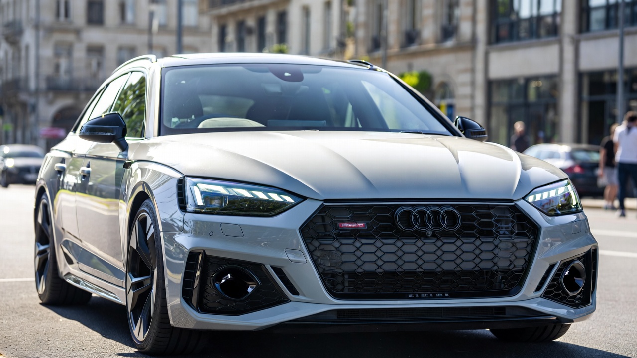 Front three quarter view of Audi RS5 Avant showing aggressive honeycomb grille and LED headlights.