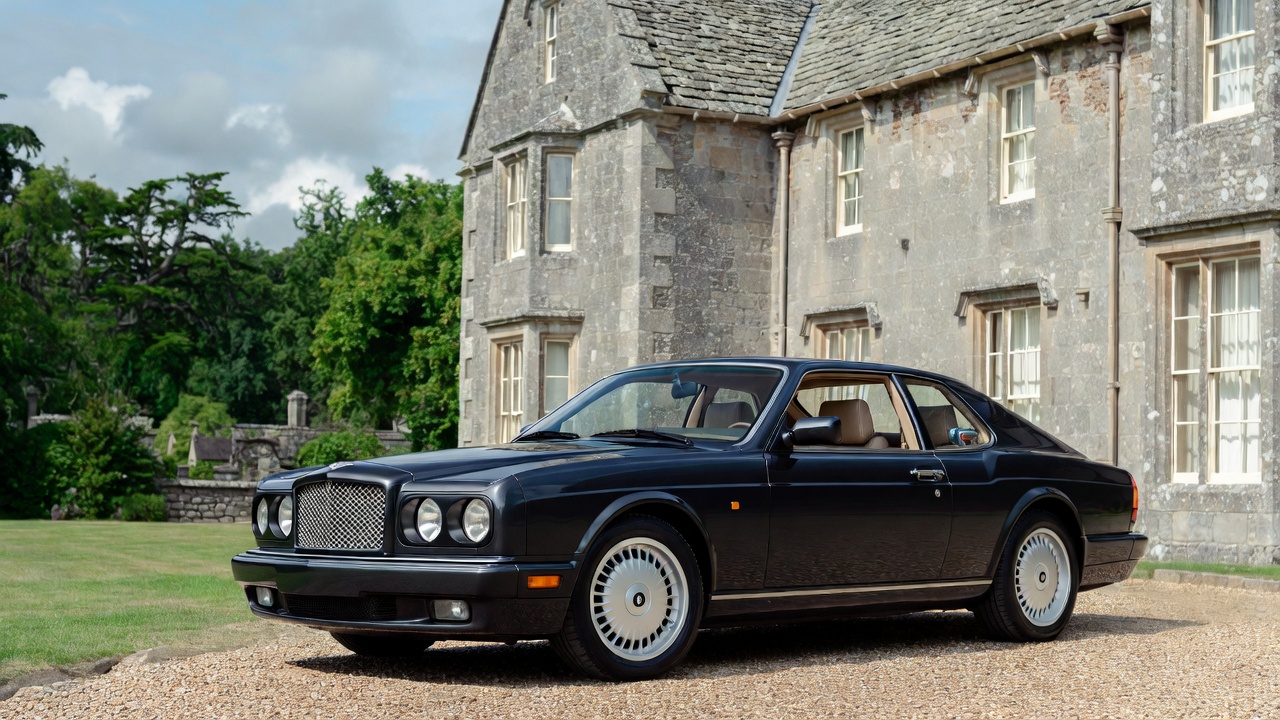 Bentley Continental R symbolizing Bentley’s transformation into a performance luxury brand in the 1990s.