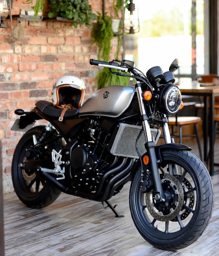 Yamaha XSR 155 in a café setting with retro-modern appeal.