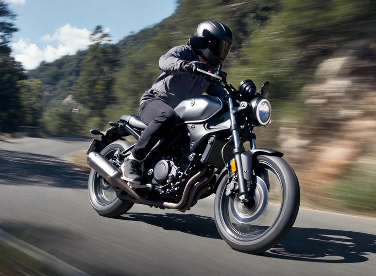 Yamaha XSR 155 cornering on a winding road.