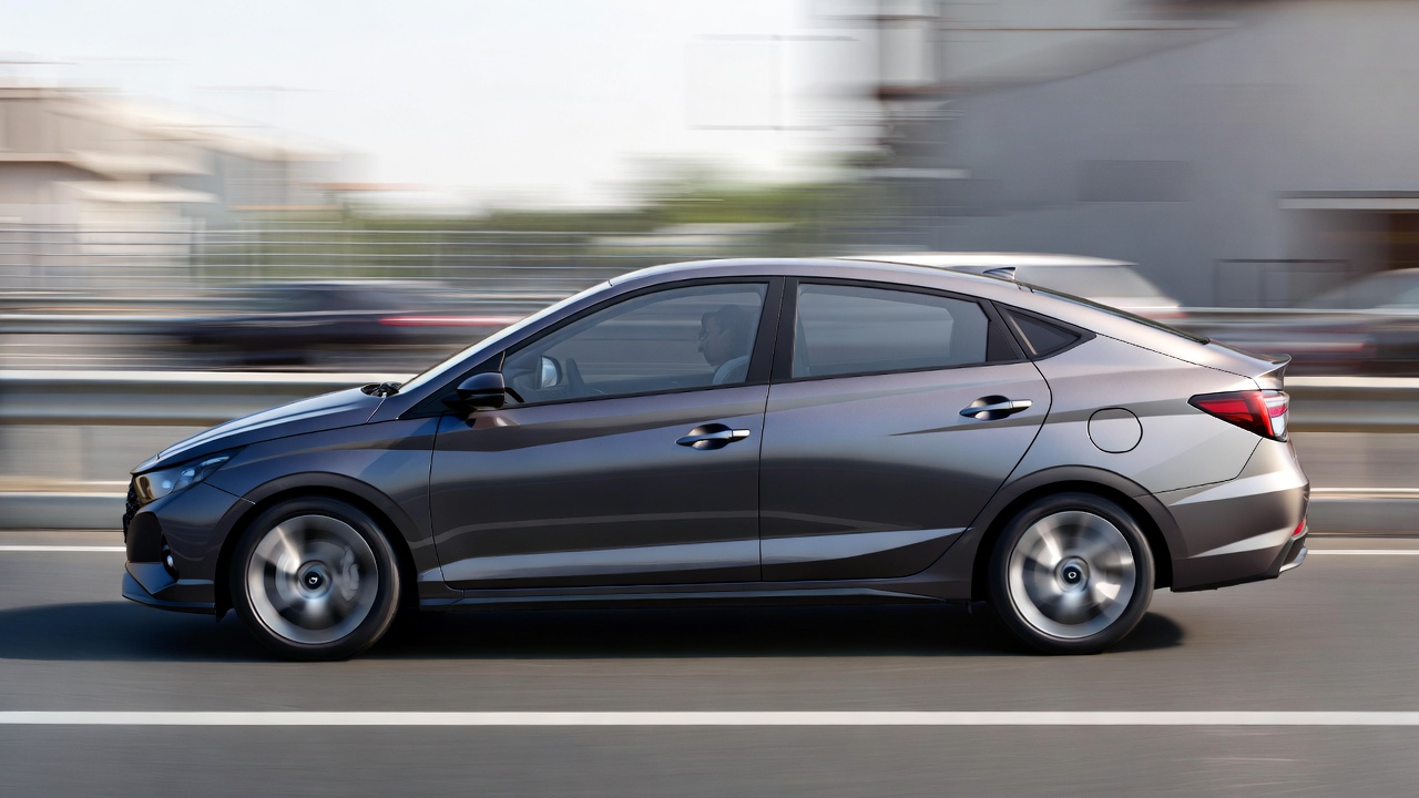 Hyundai Verna facelift side profile with sloping roofline and alloy wheels.