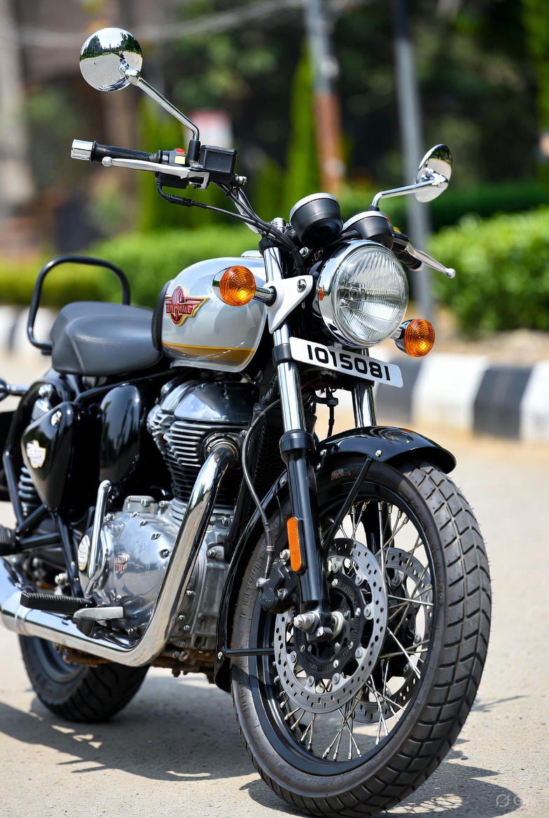 Royal Enfield Bullet 650 front disc brakes and suspension system.