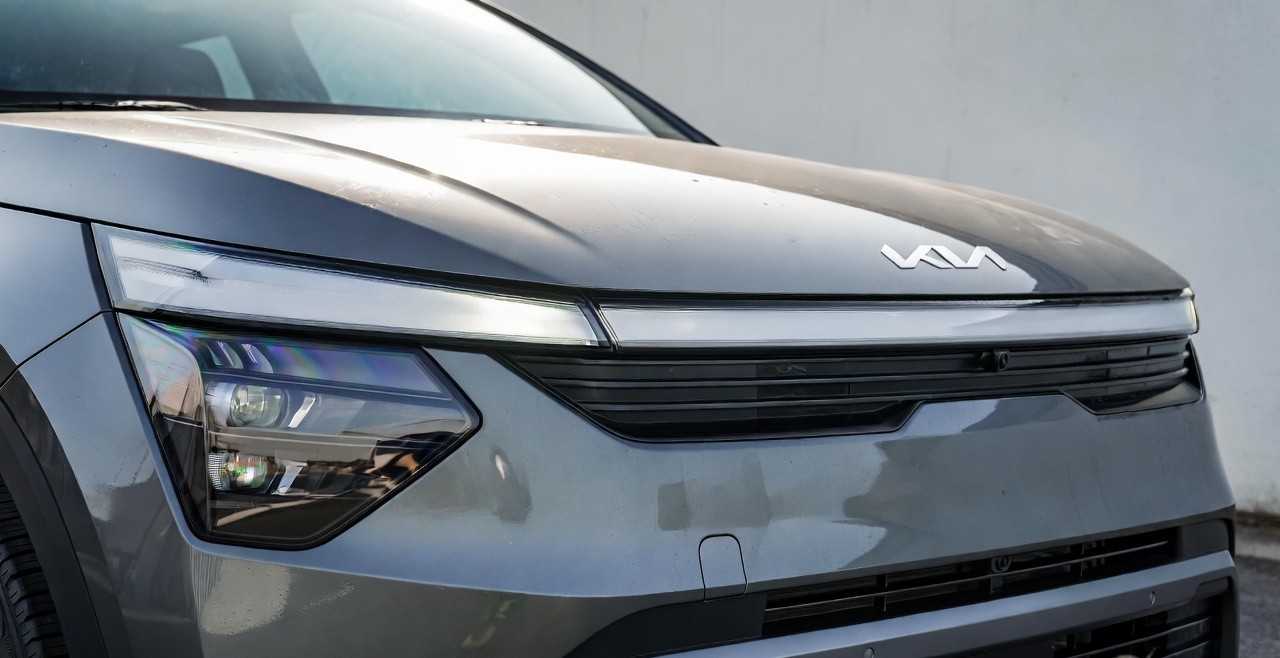 Front profile of Kia Syros showing grille and LED headlamp design.